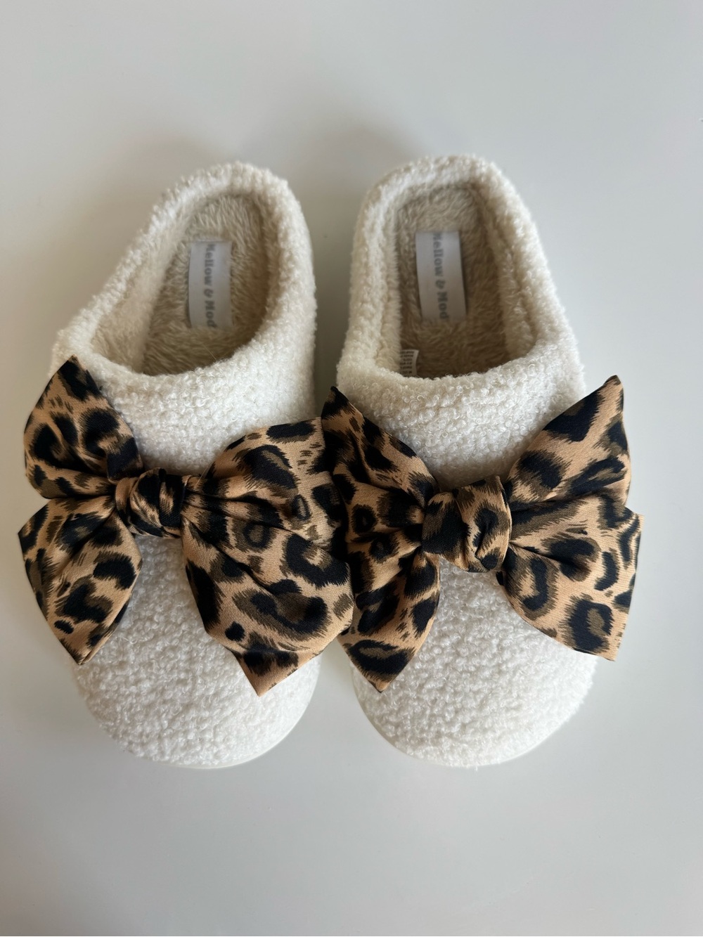 Women’s cozy White Sherpa Slippers with Leopard Bow size 7/8